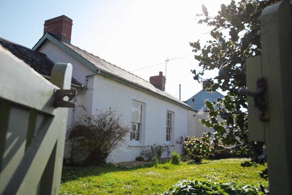 May Tree Cottage Manorbier 5 Mins From The Beach Sleeps 4 Kültér fotó